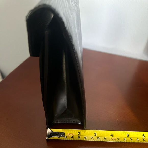 🔥 💯 Authentic Louis Vuitton Epi Pouchette🔥 - Picture 3 of 8
